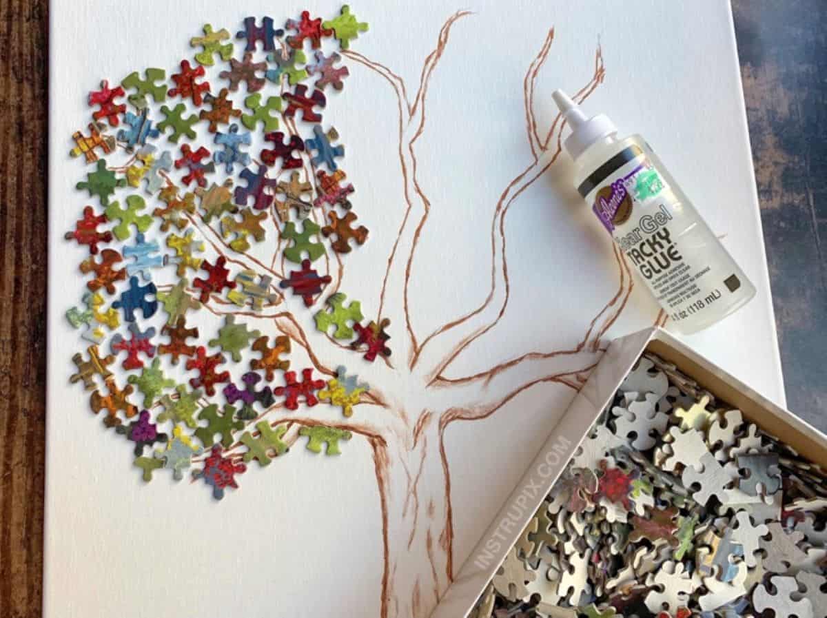 Use jigsaw puzzle pieces to create homemade crafts art