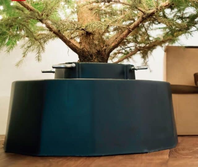 Christmas tree stand with water reservoir